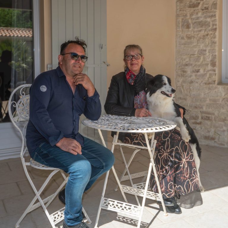 Vos hôtes à L’Hacienda – un accueil chaleureux aux Mathes Les propriétaires des gîtes L’Hacienda accueillant les visiteurs aux Mathes